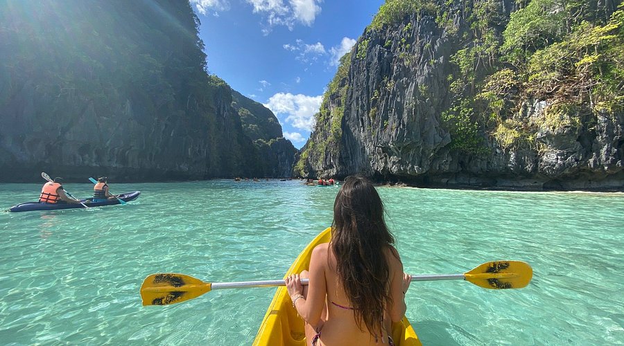 Woman kayaking in Big Lagoon in El Nido