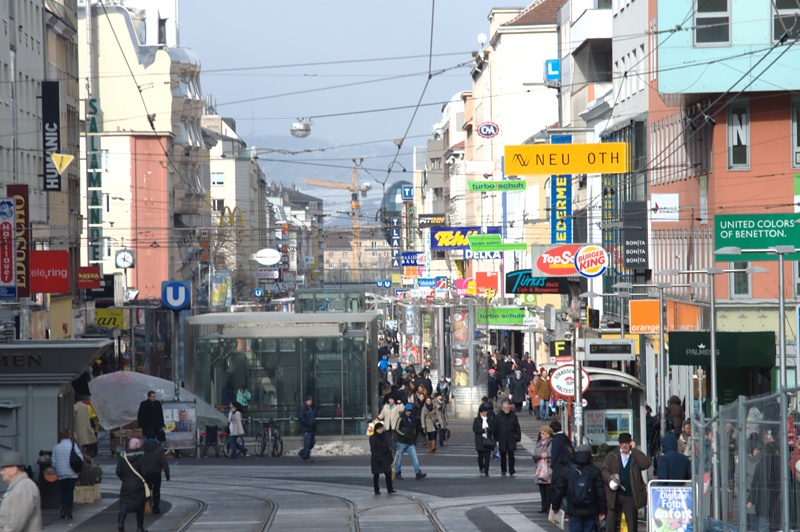 Busy street in Favoriten