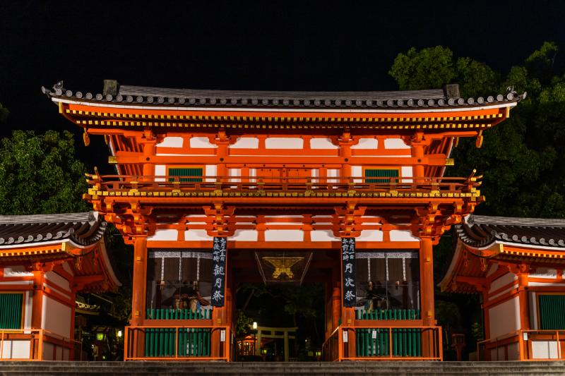 Hōzōmon Gate lighted at night