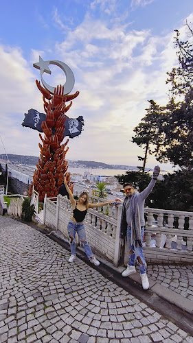 Monumento manos Turquía