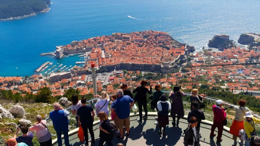 Port Gruz packed with tourists