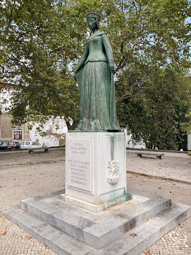 Statue of Queen Leonor