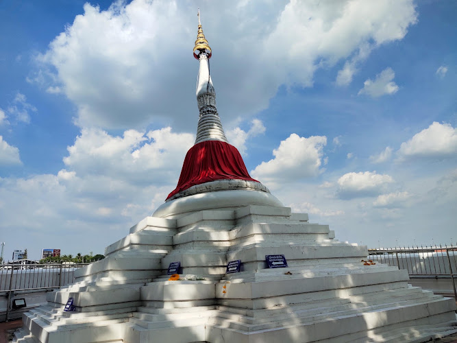 The Leaning Pagoda (Chedi Mu Tao)