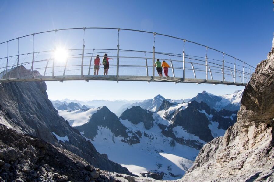 Guests at Titlis Cliff Walk