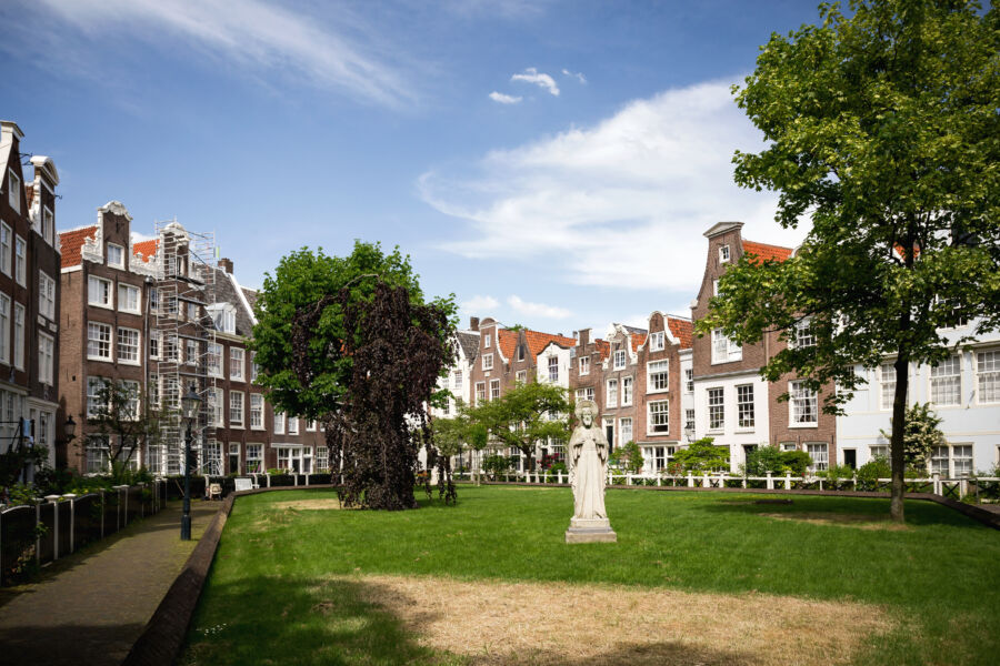 Exterior view of Begijnhof, the oldest hofjes in Amsterdam, showcasing historic architecture and serene surroundings