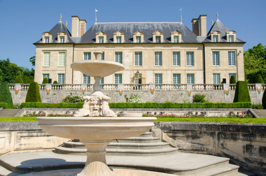 Beautiful Château d'Auvers sur Oise, nestled in nature, showcasing its stunning architecture in Auvers-sur-Oise, France