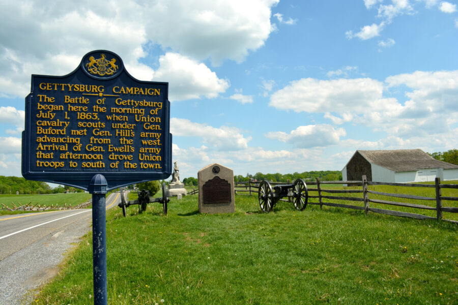 Panoramic view of Gettysburg National Military Park and sign, showcasing the historic battlefield in Pennsylvania