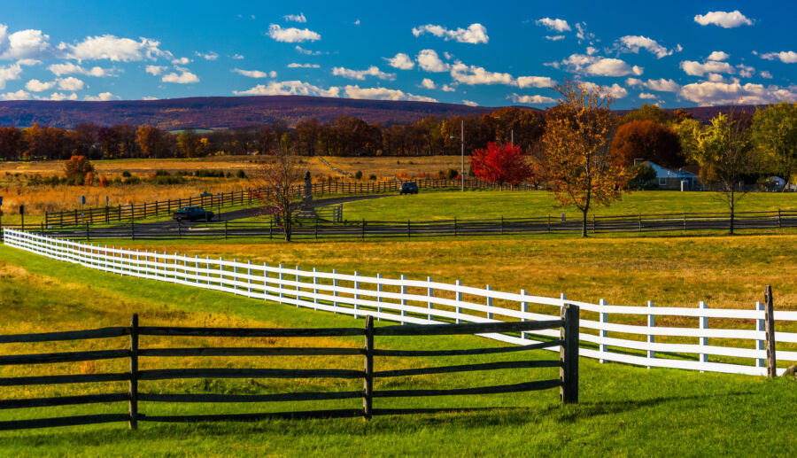 Scenic view of fences and open fields in Gettysburg, Pennsylvania, showcasing the area's historical landscape