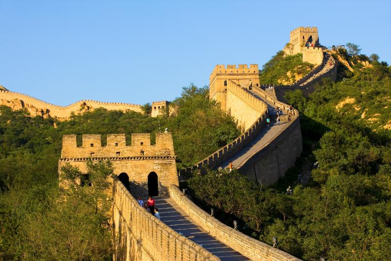 great wall china sunny day visitors