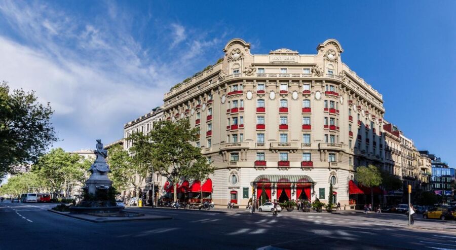 Building facade of the Hotel El Palace Barcelona