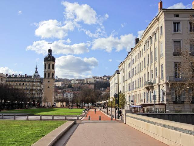 ibis Lyon Est Bron