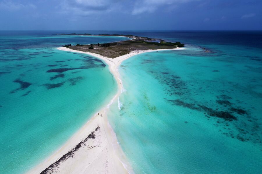 The picturesque Caribbean Sea at Los Roques, Venezuela, featuring a stunning beach and inviting azure waters for relaxation