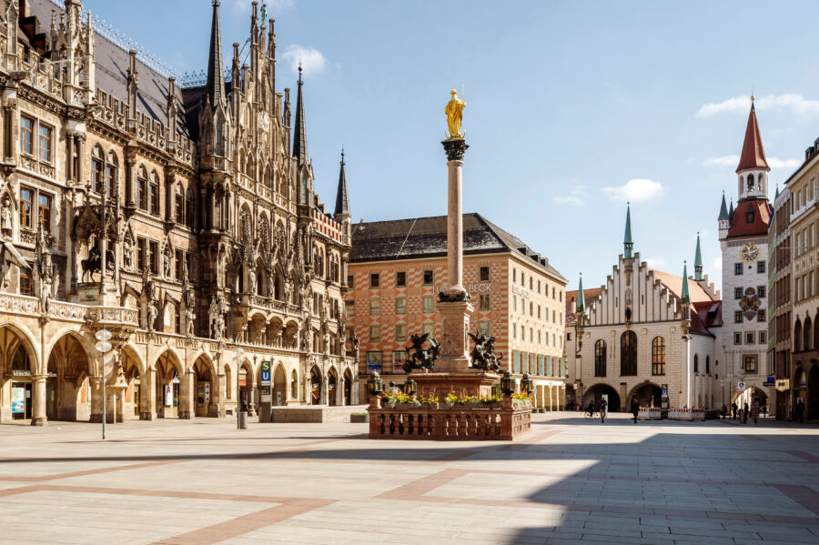 Panoramic view of Marienplatz in Munich, Germany, featuring the iconic Mariensäule monument in the center