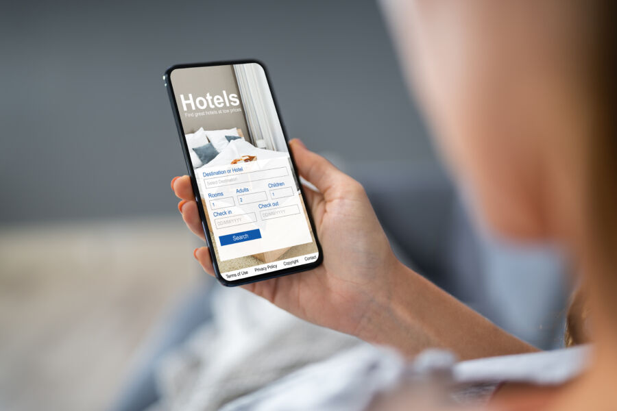 Person engaged in an online search for low-priced hotel accommodations