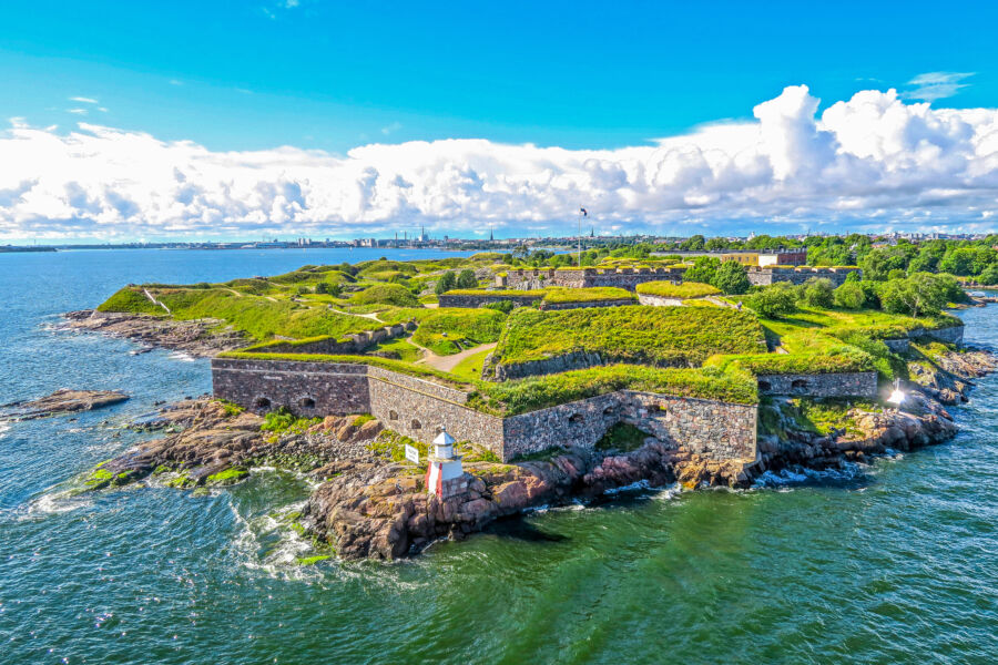 Panoramic view of Suomenlinna Sea Fortress, showcasing its historic architecture and scenic coastal surroundings in Helsinki