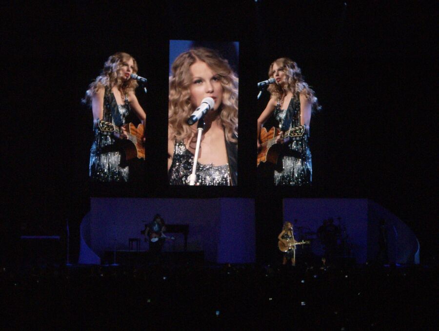 Taylor Swift performing live on a concet