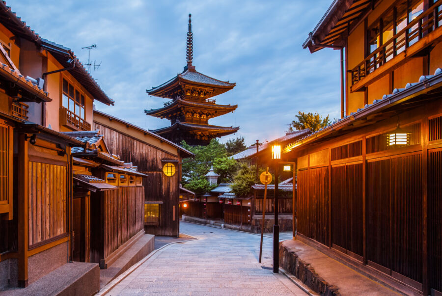 Yasaka Pagoda and an ancient house in Kyoto are bathed in twilight, reflecting the charm of Japan's historical architecture